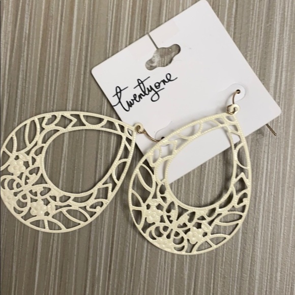 ASSORTED EARRINGS! LOT OF THREE. CHOOSE ANY 3/$10 - Picture 5 of 14